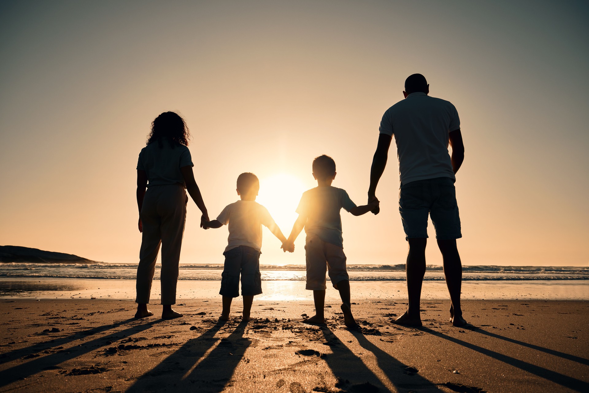 Siluetta di famiglia in spiaggia, tenendosi per mano all'alba e persone con amore, cura e supporto all'aperto. Mamma, papà e bambini viaggiano, ritorno e vista sull'oceano con genitori e bambini all'aperto nella natura