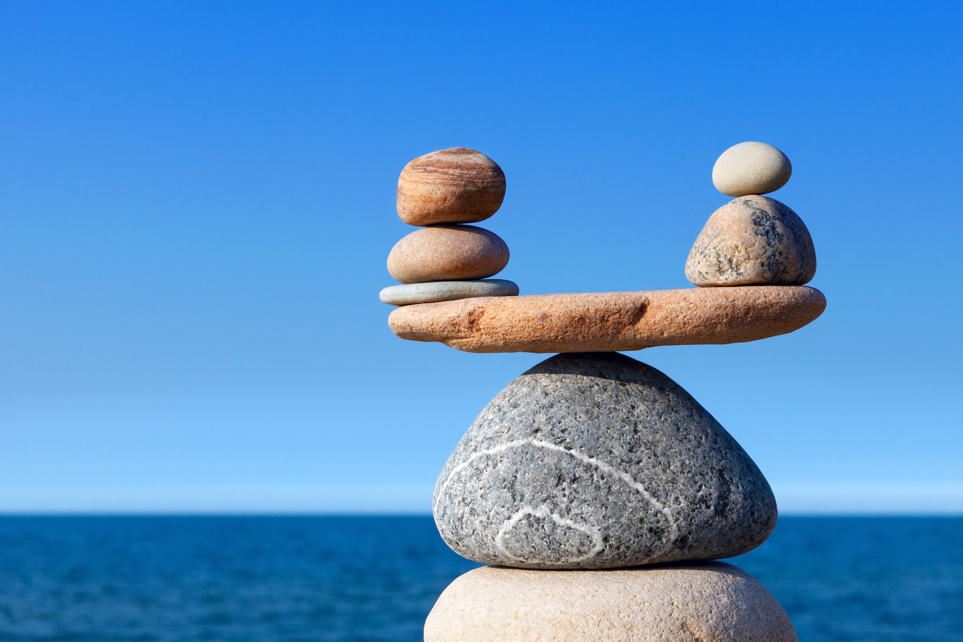 Concetto di armonia ed equilibrio. Equilibrio pietre contro mare.